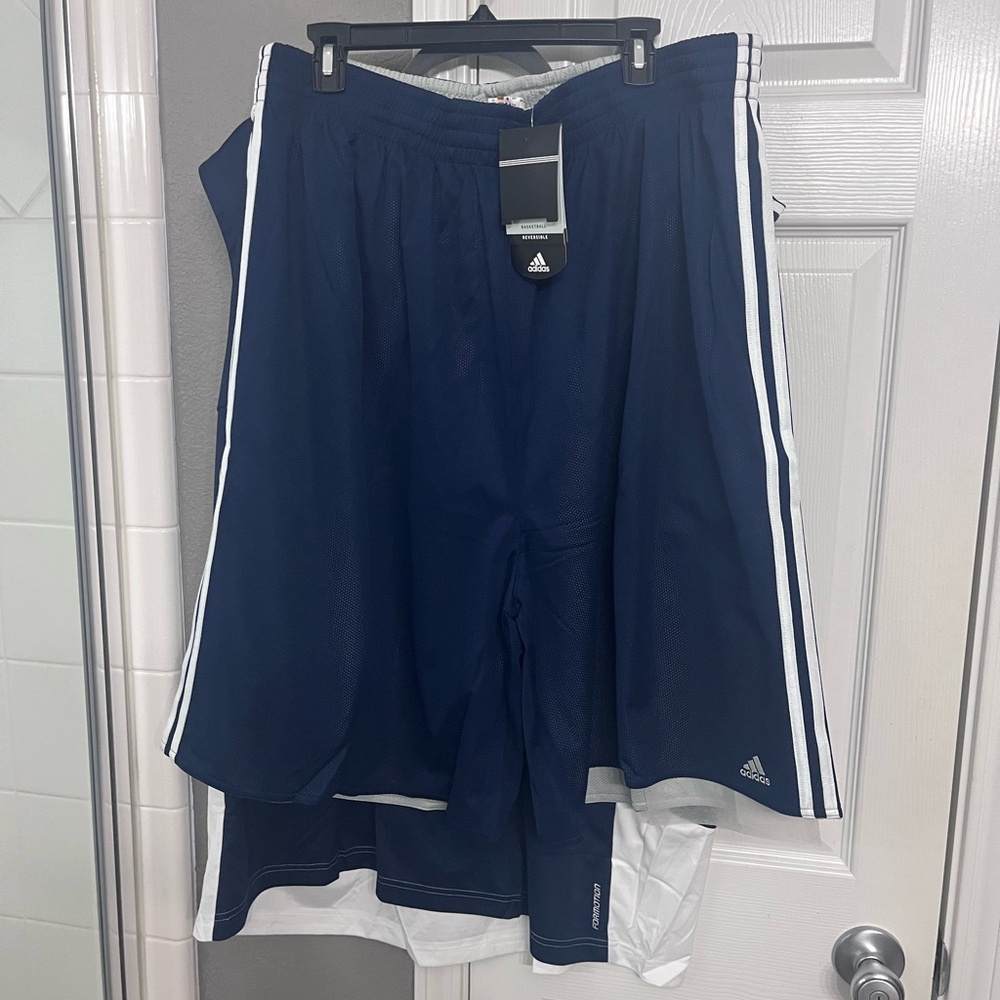 Men’s Navy and White Sleeveless Top with matching shorts.

New with tags 3XL